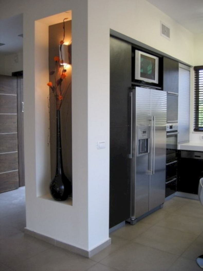 Холодильник в нише в прихожей