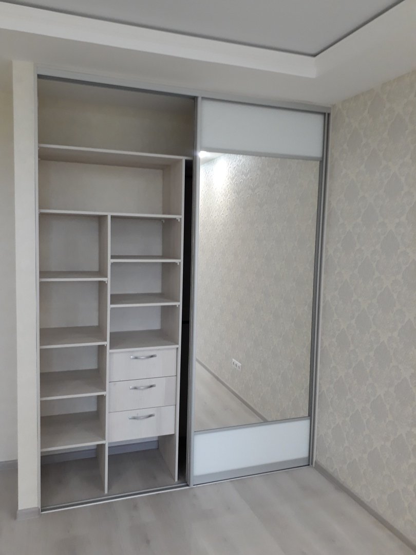 Шкаф встроенный в нишу