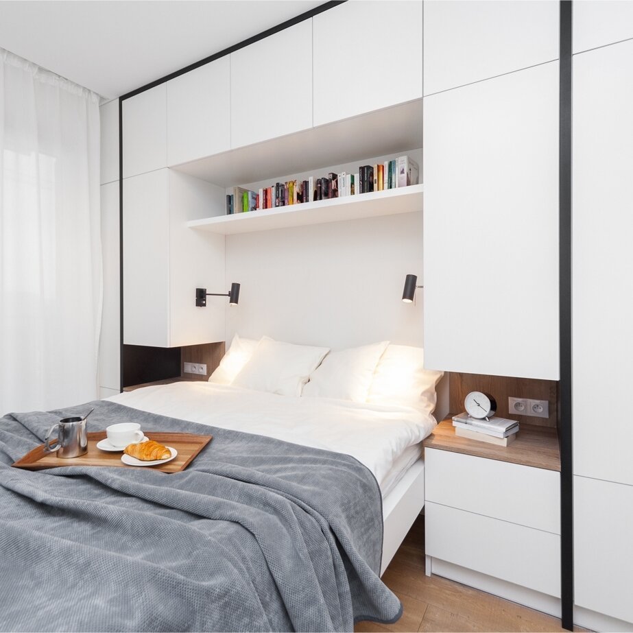 Шкаф вдоль стены в спальне