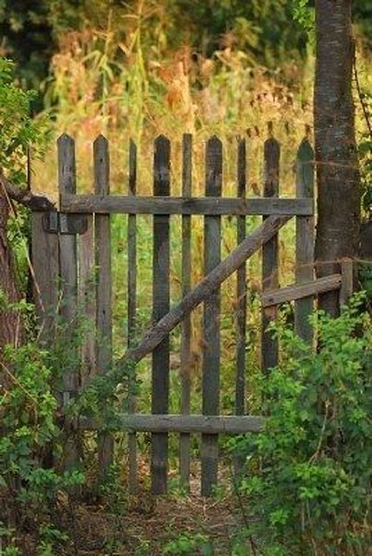 Забор в деревенском стиле