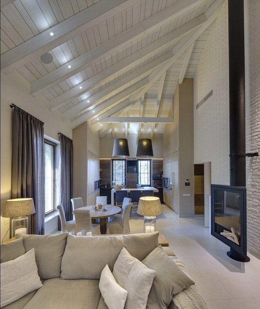 Гостиная с высокими потолками