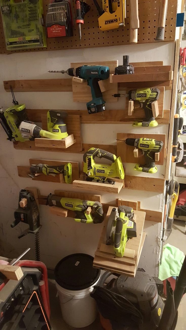 Полки для инструмента в мастерской
