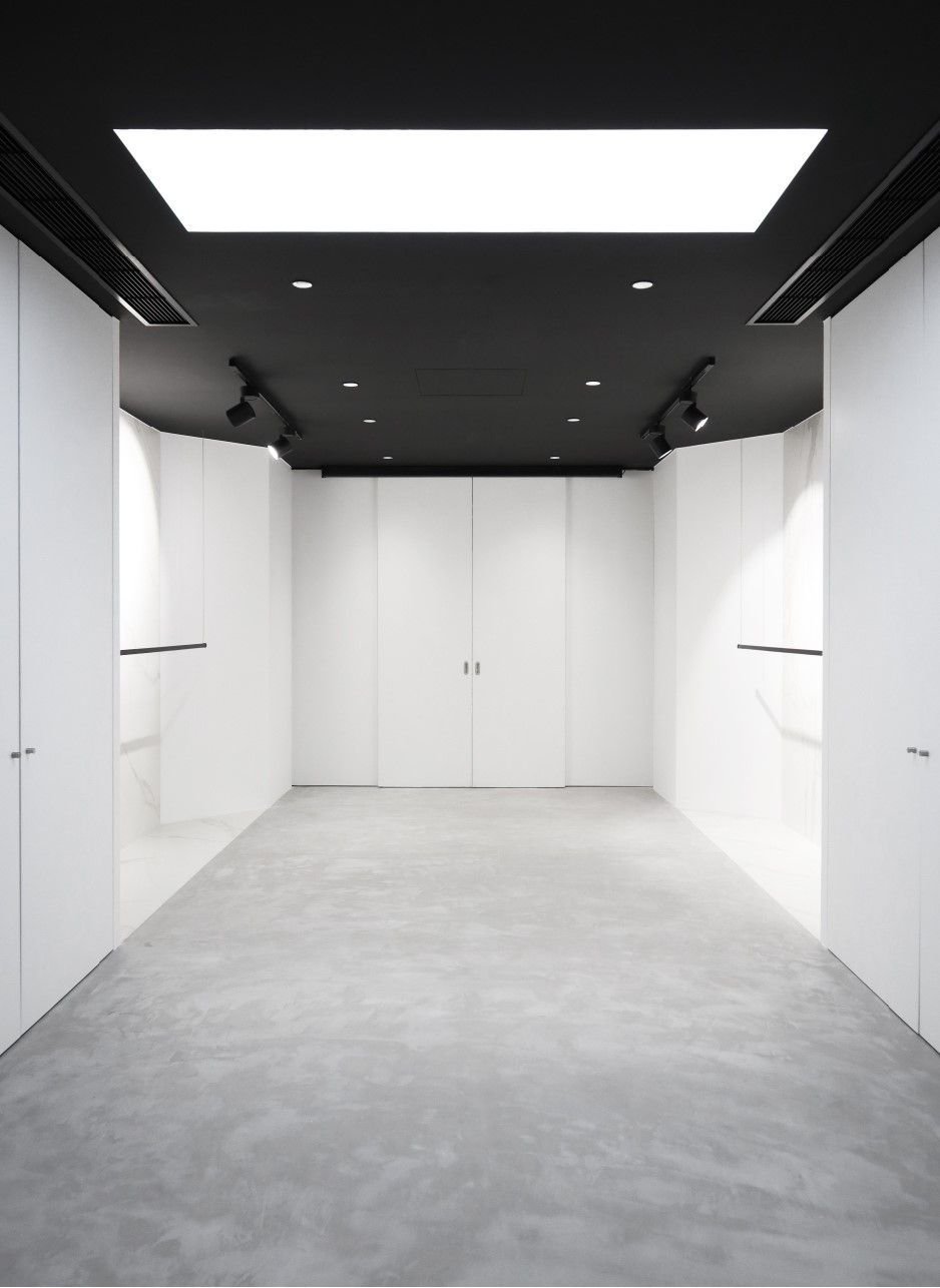 Черный потолок белые стены