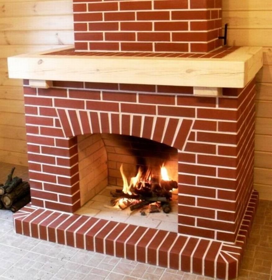 Камин на даче из кирпича