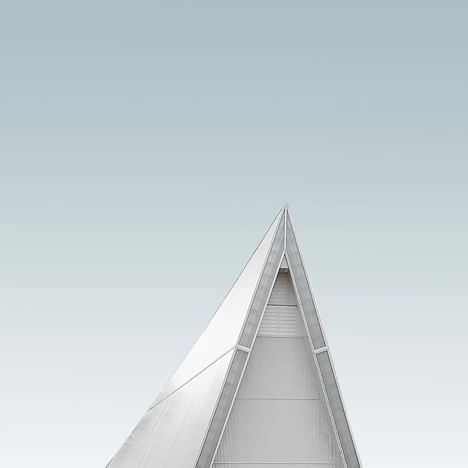 Здание треугольник
