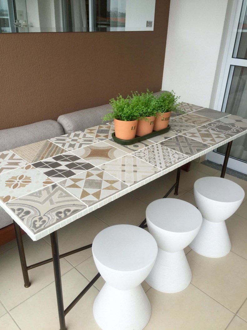 Стол декорированный плиткой