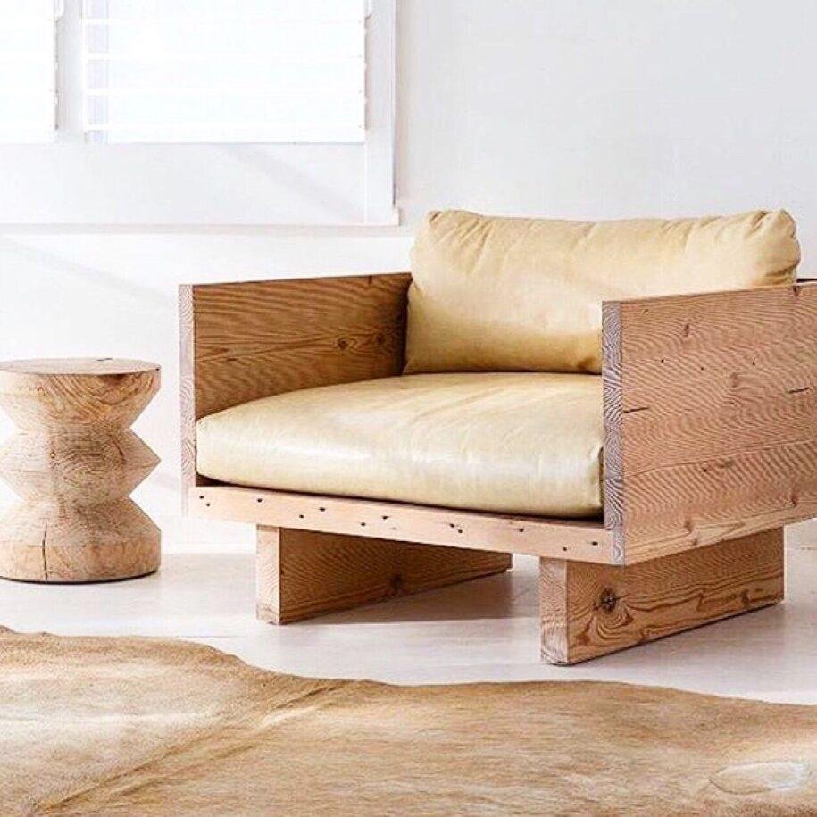 Диван с резной спинкой