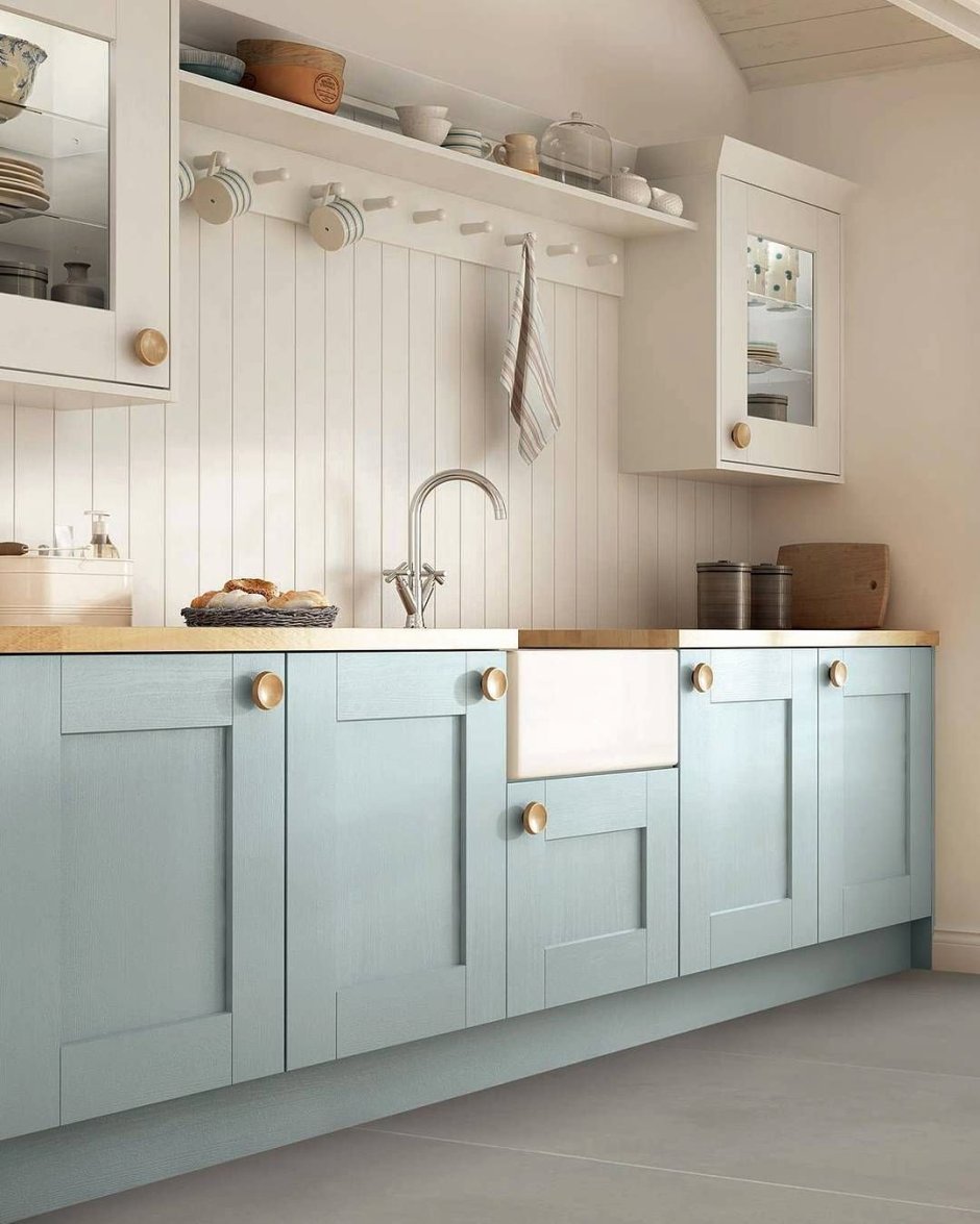 Кухня без верхних шкафов в деревянном доме