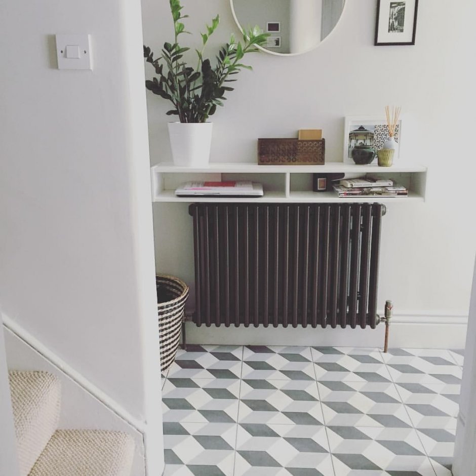 Консоль над батареей отопления