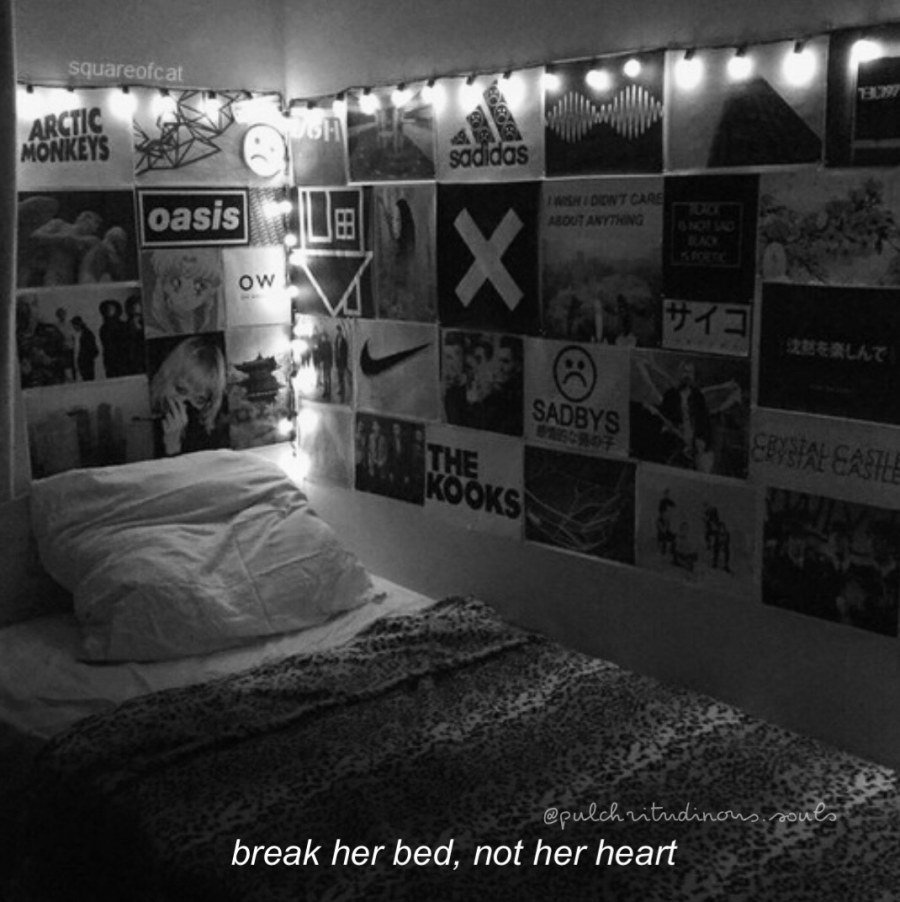 Комната подростка темная