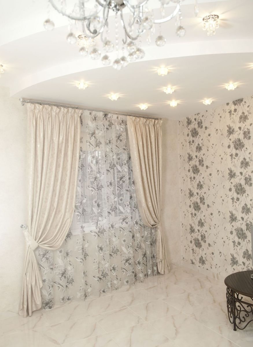 Тюль с вензелями в интерьере