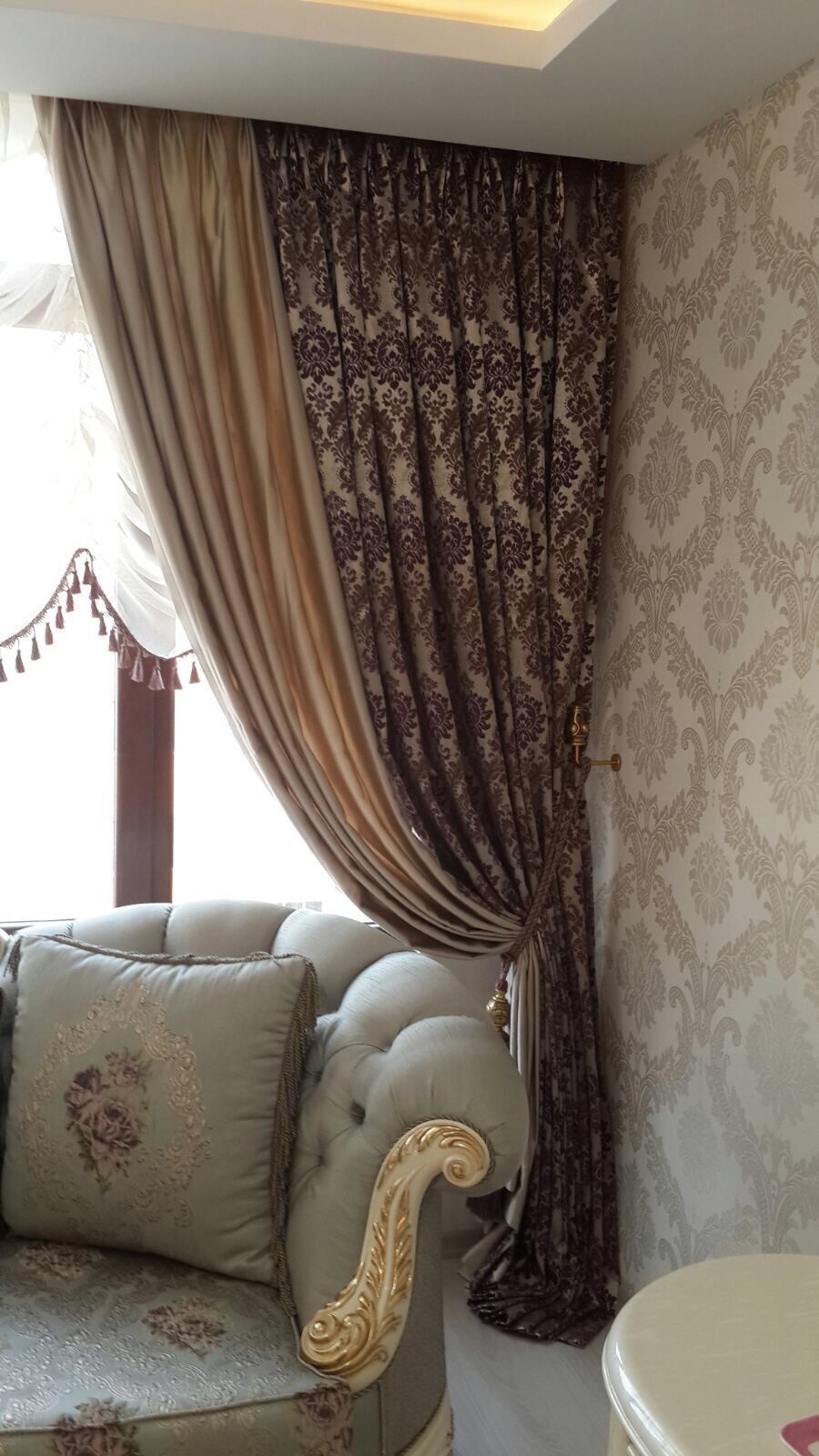 Портьеры с вензелями в интерьере