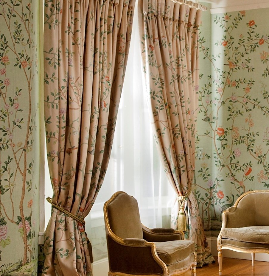 Спальня в классическом стиле в зеленых тонах