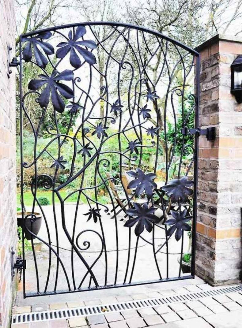 Оригинальные кованые калитки