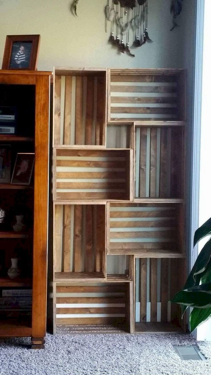 Книжный шкаф из деревянных ящиков