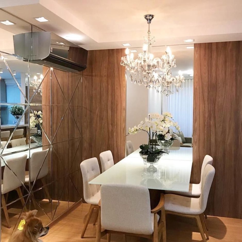 Зеркало над обеденным столом