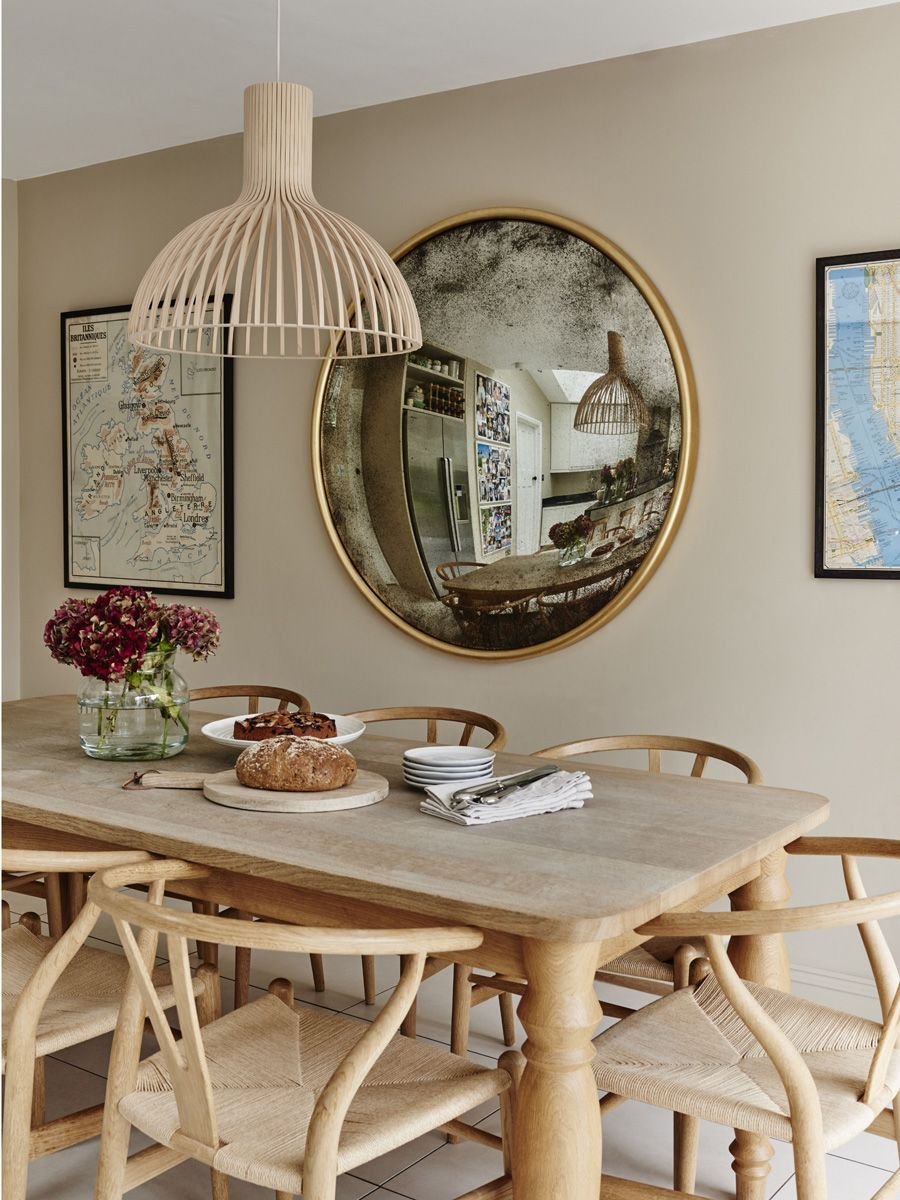 Светильник над столом на кухне