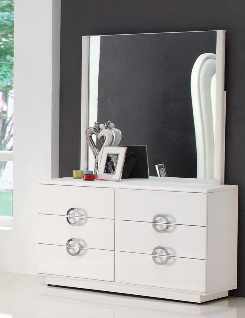 Комод с зеркалом в спальню