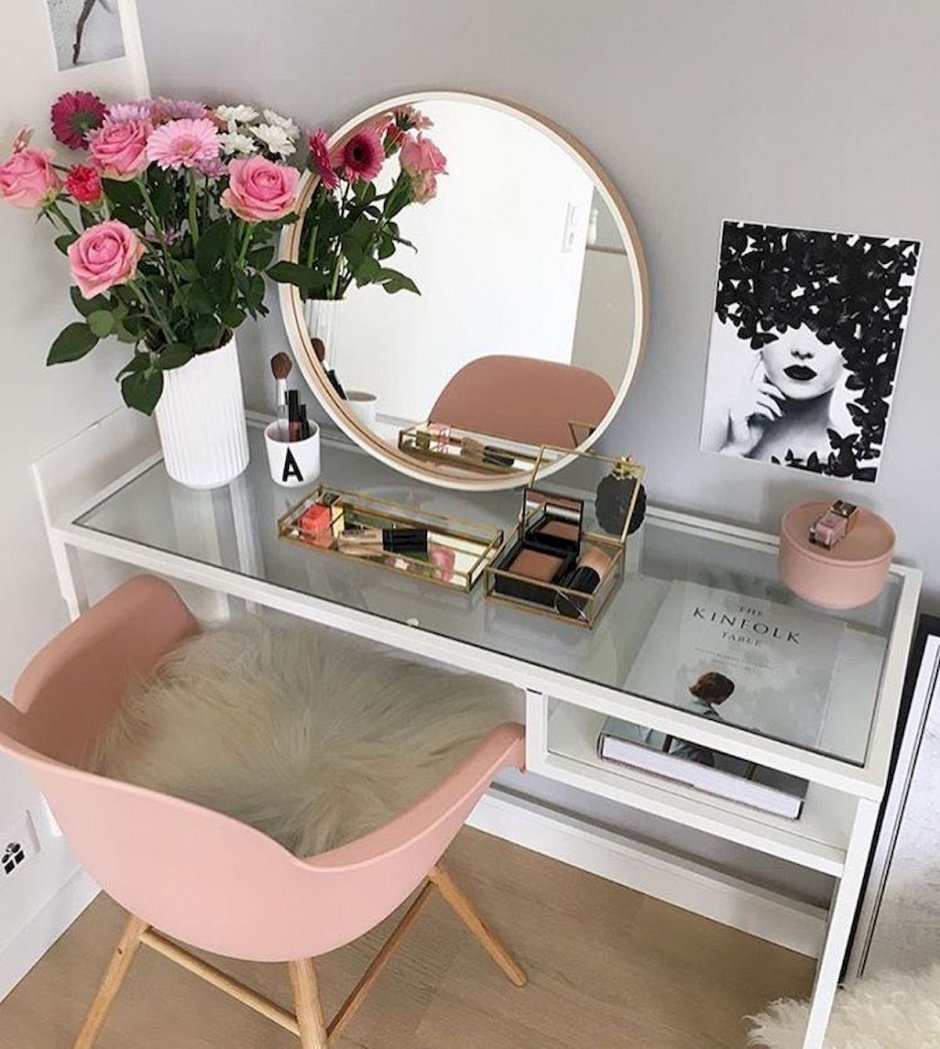 Макияжный уголок в спальне