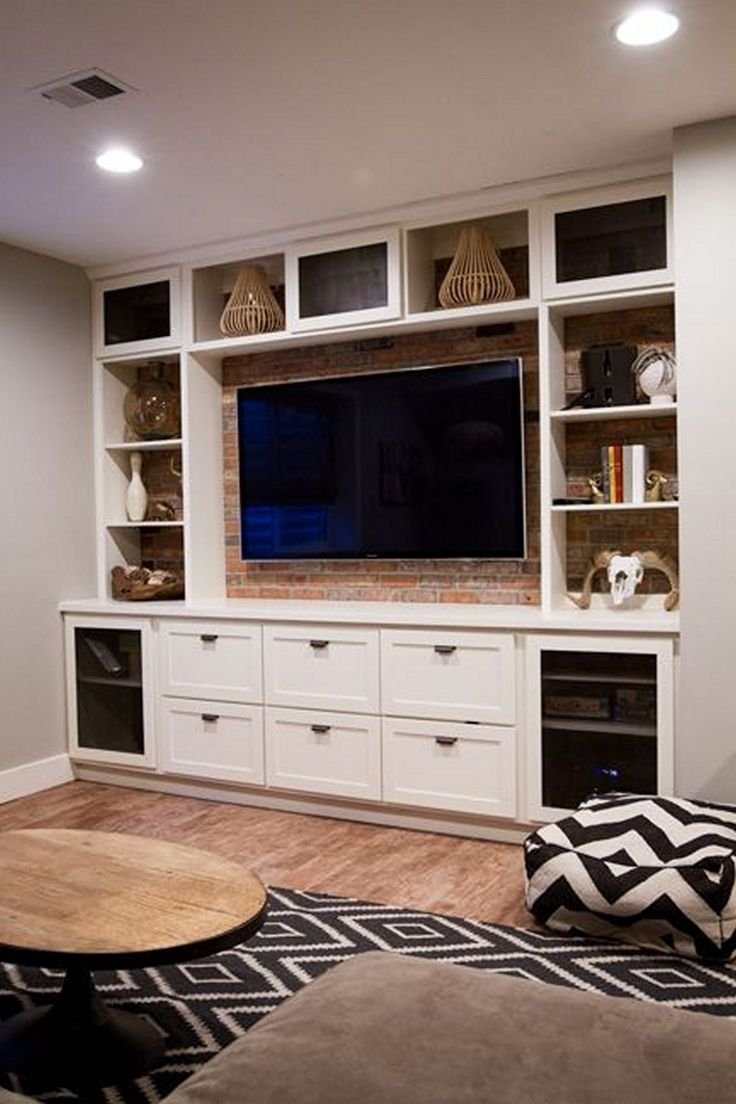 Книжный шкаф вокруг телевизора