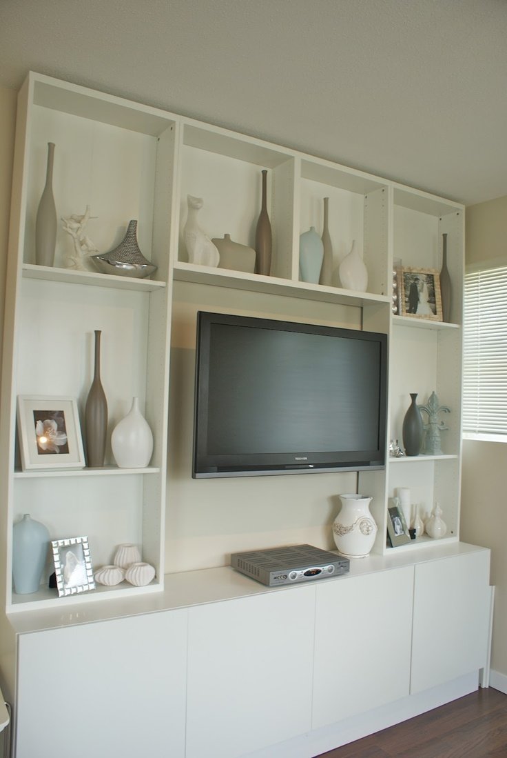 Полки вокруг телевизора