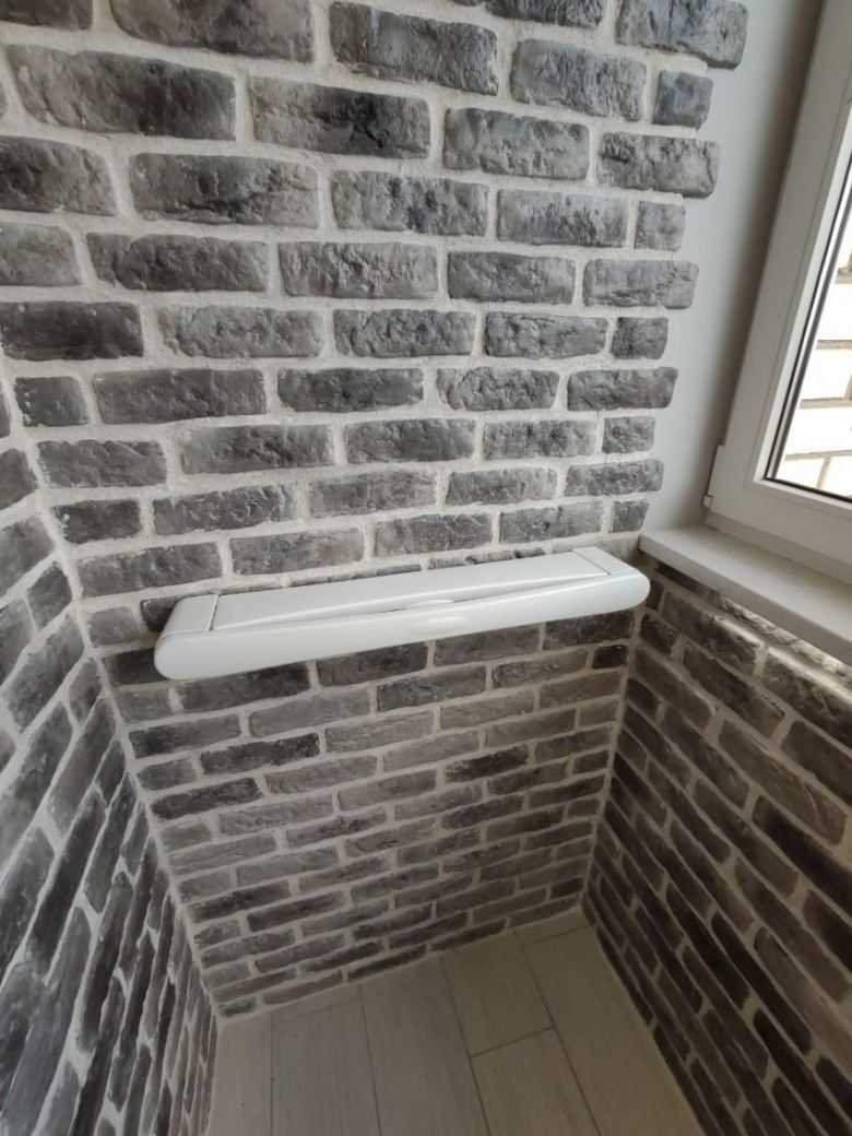 Декоративный кирпич на балконе