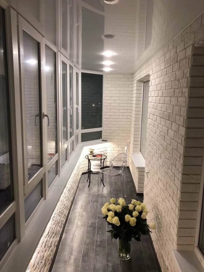 Отделка балкона кирпичиками