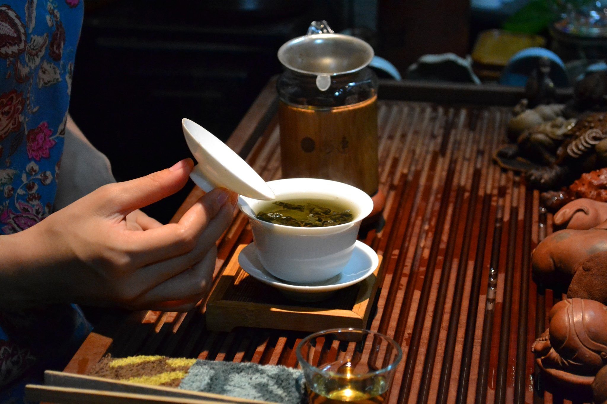 Мытье чаем. Китайская чайная церемония гунфу ча. Гунфу ча церемония. Чайные традиции Китая гунфу ча. Китайская чайная церемония молочный улун.