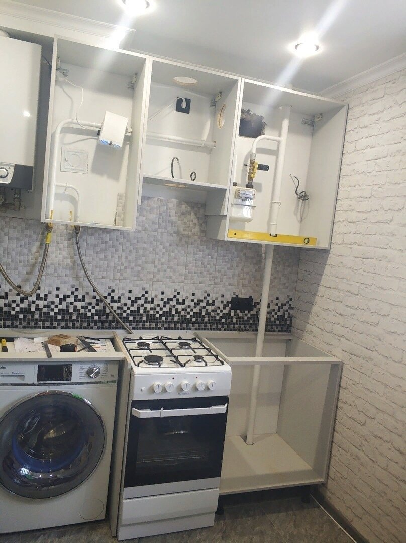 Кухонный гарнитур с газовой трубой