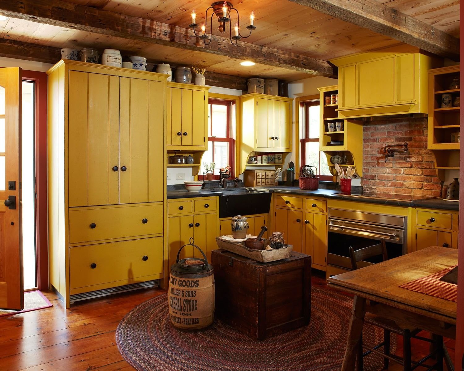 Горчичный дом. Кухня в стиле Кантри желтая. Кухня горчичного цвета. Стиль кухни в горчичном цвете. Желтая кухня в деревенском стиле.