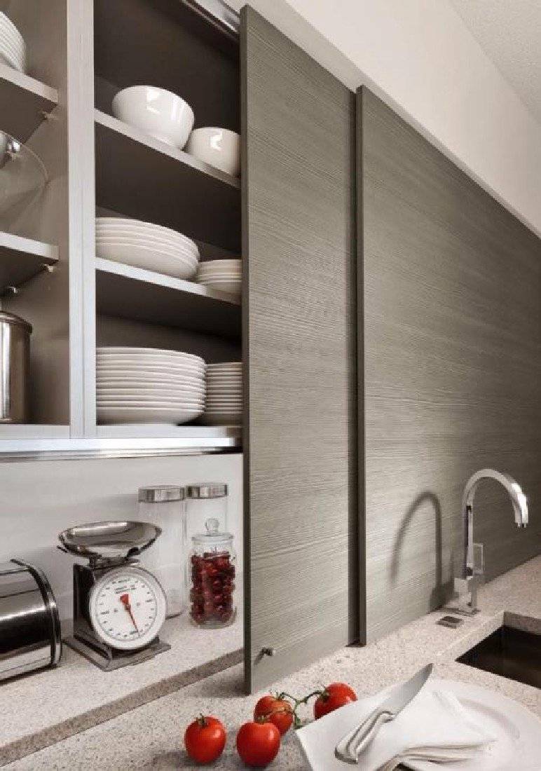 Кухня с раздвижными фасадами