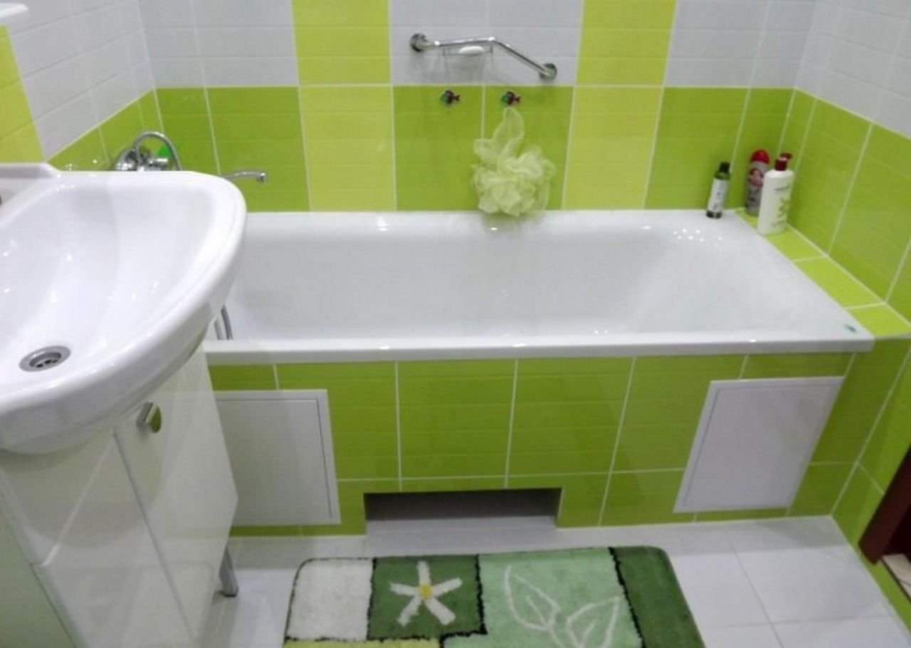 Плитка ванной комнате хрущевки. Ванная в зеленом цвете. Плитка в ванной хрущевки. Ванная в хрущевке. Плитка в хрущевке ванна.