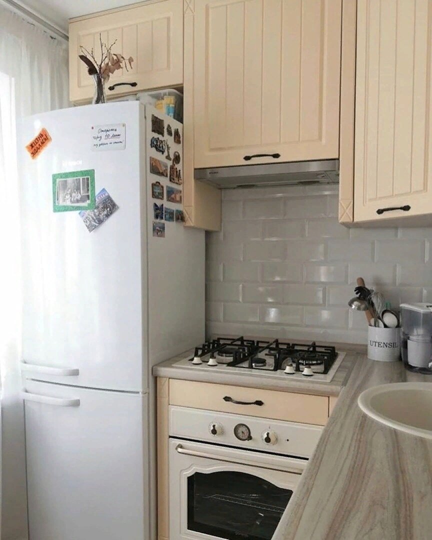 Кухня в хрущевке 5 кв.м с холодильником и газовой плитой