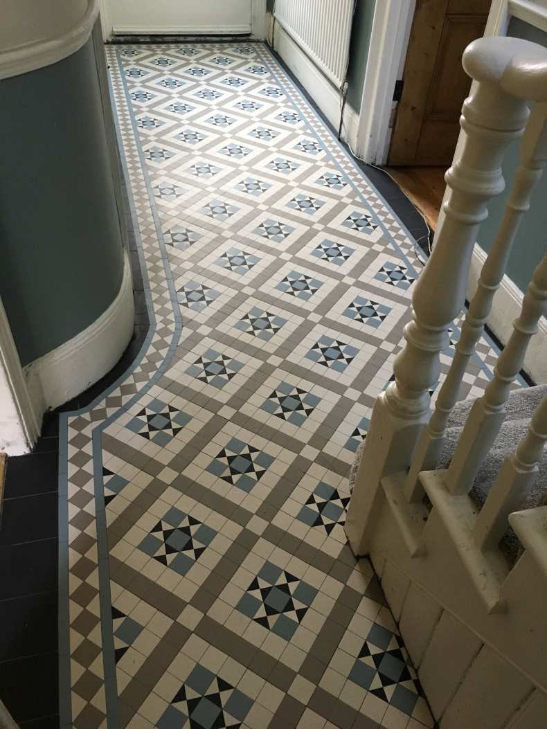 Ковер из плитки в прихожей