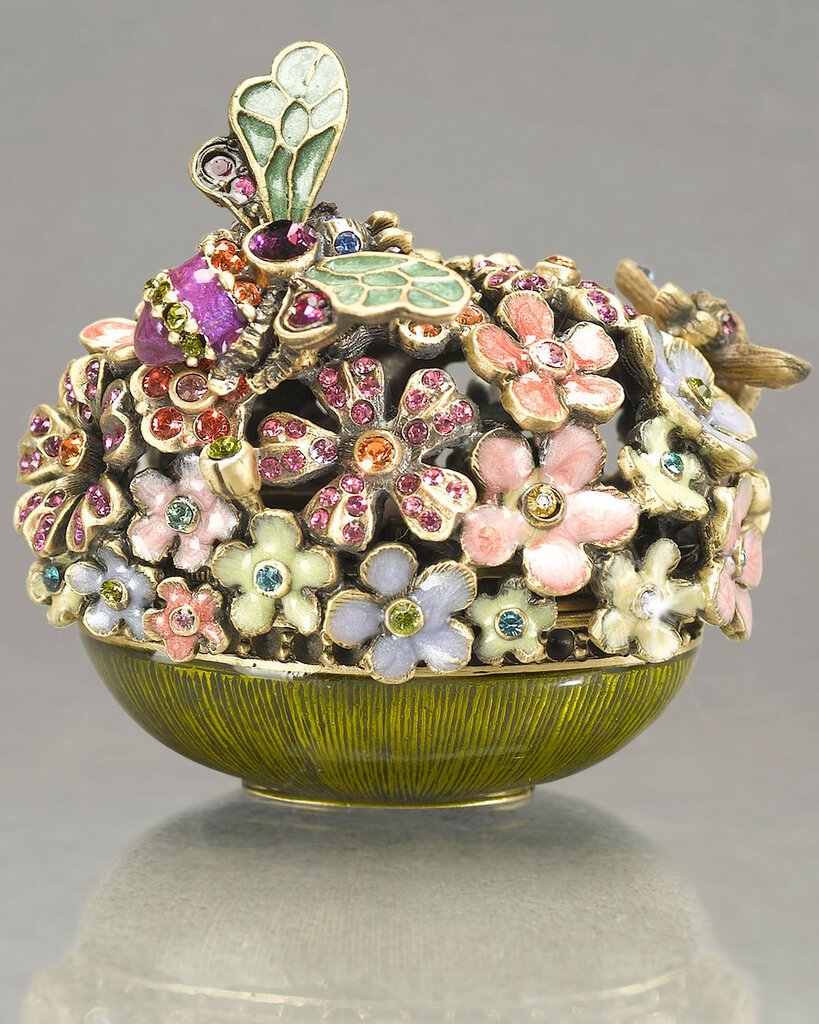 Шкатулка декорированная жемчугом