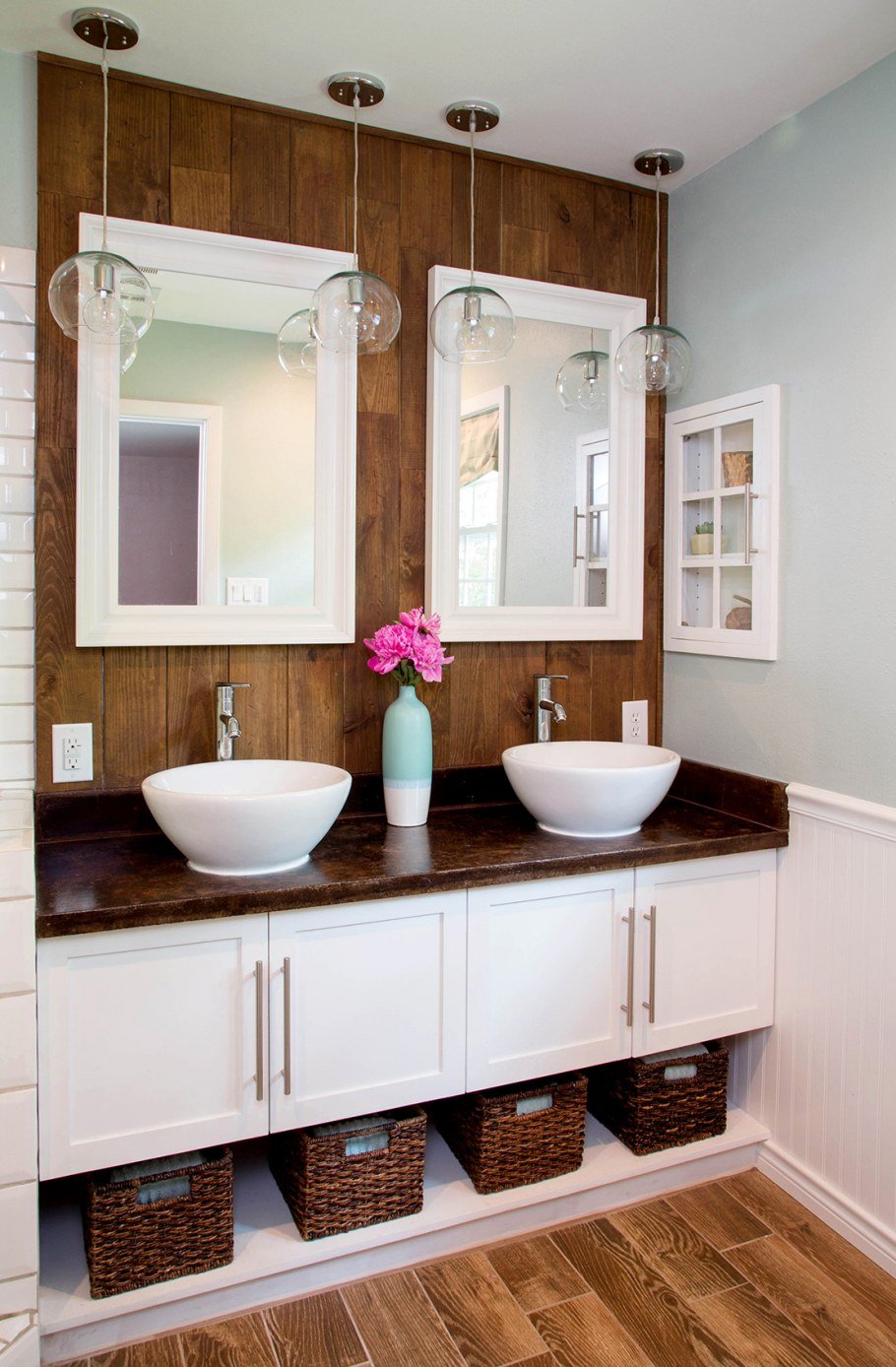 Хрустальная люстра в ванной