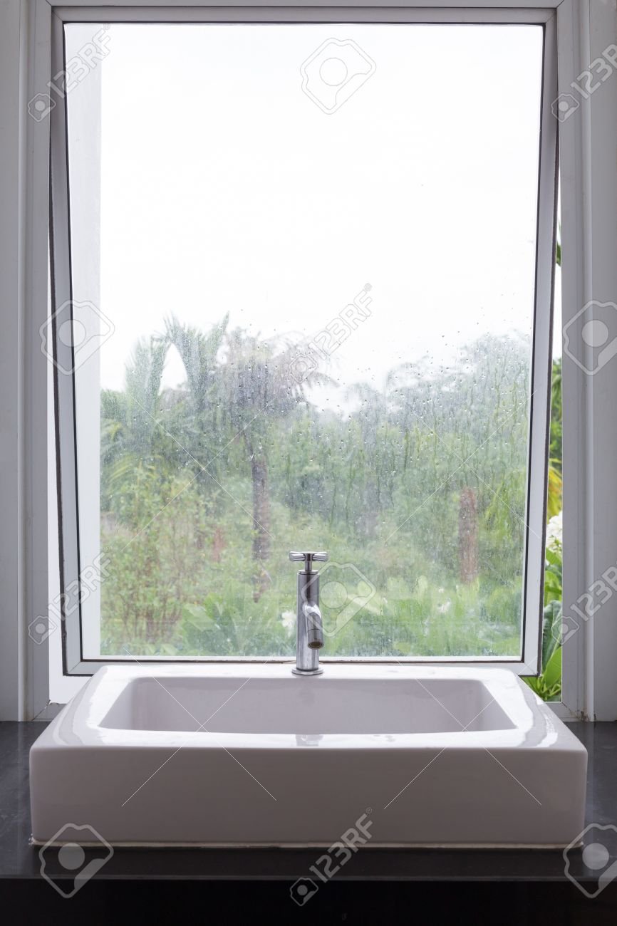 Раковина у окна в ванной