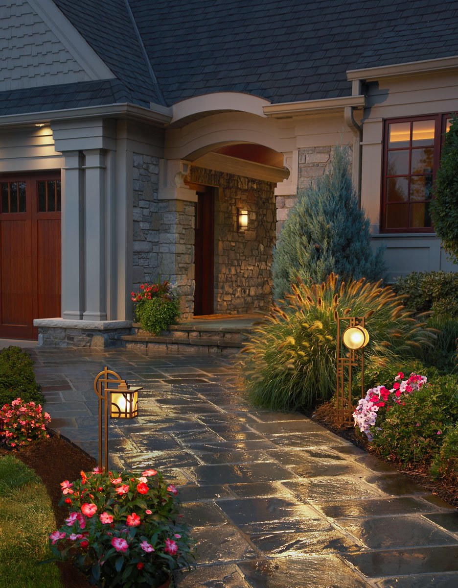 Красивый двор перед домом