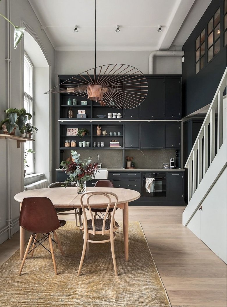 Кухня с высокими потолками