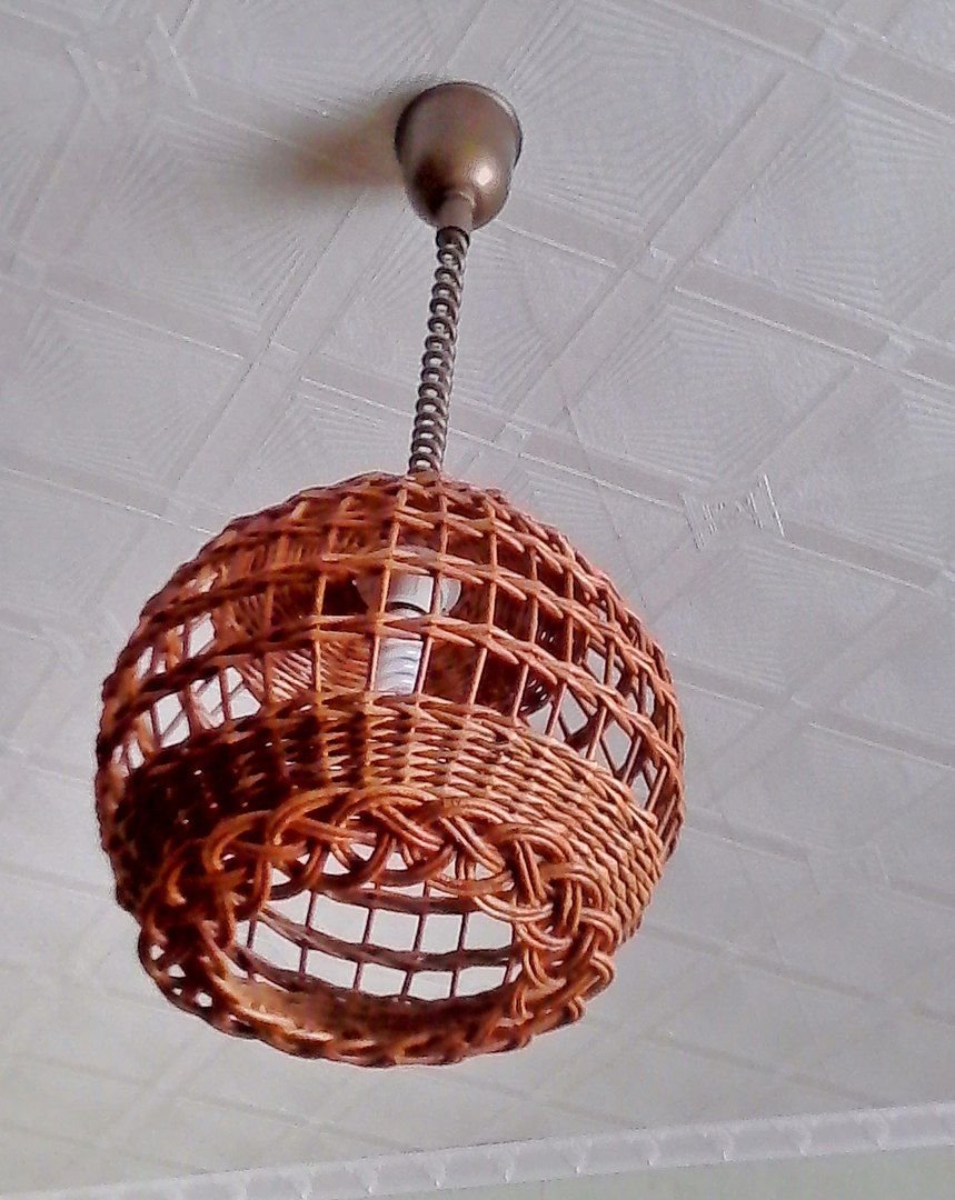 Плетеный абажур из газетных трубочек