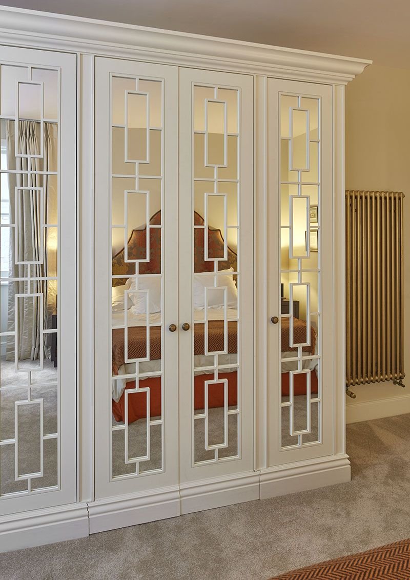 Шкаф с раскладкой на дверцах