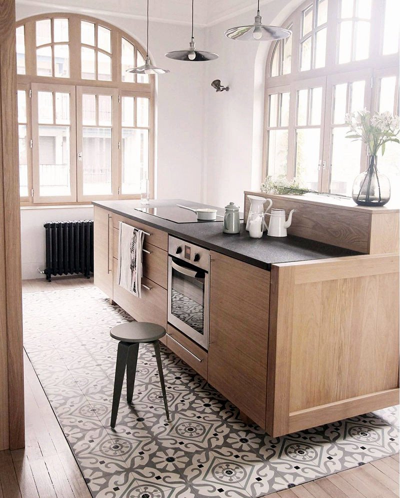 Зонирование кухни плиткой и ламинатом