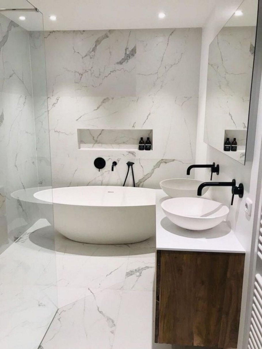 Ванная белый мрамор и черной сантехникой