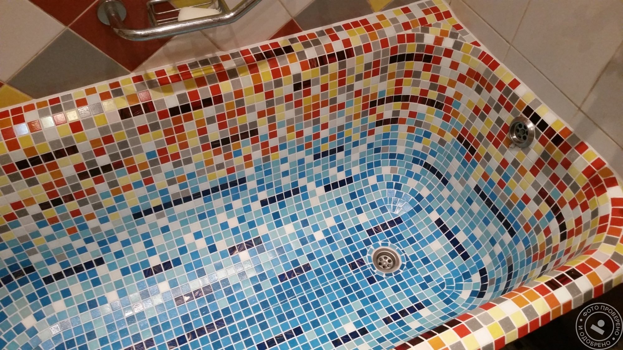 Чем можно обклеить ванну. Мозаика для ванной. Ванная обложенная мозаикой. Чугунная ванна отделанная мозаикой. Ванна выложенная мозаикой.