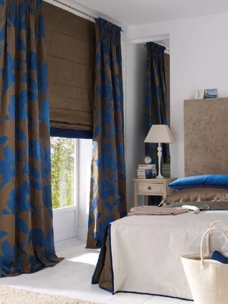 Шторы в спальню синего цвета