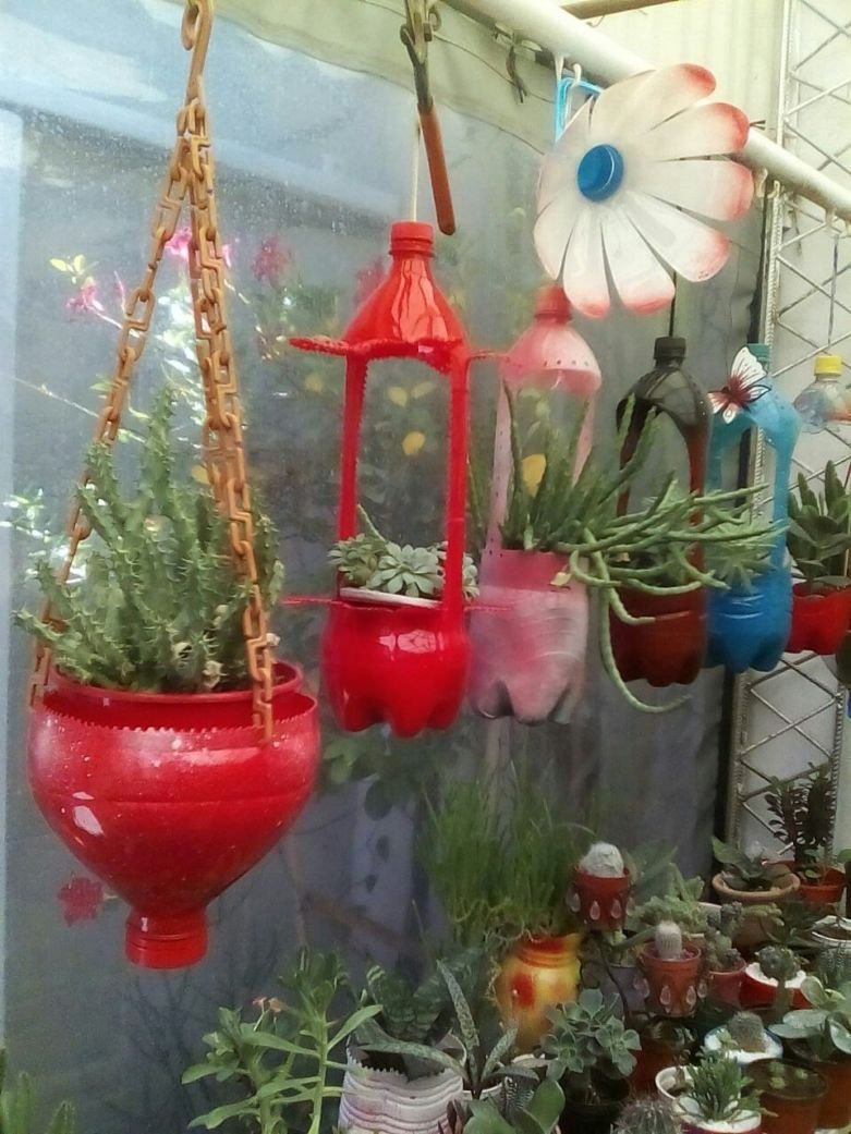 Подвесные горшки из бутылок