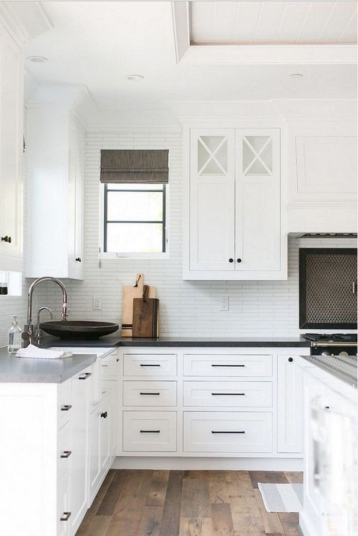 Белый кухонный гарнитур с белой столешницей