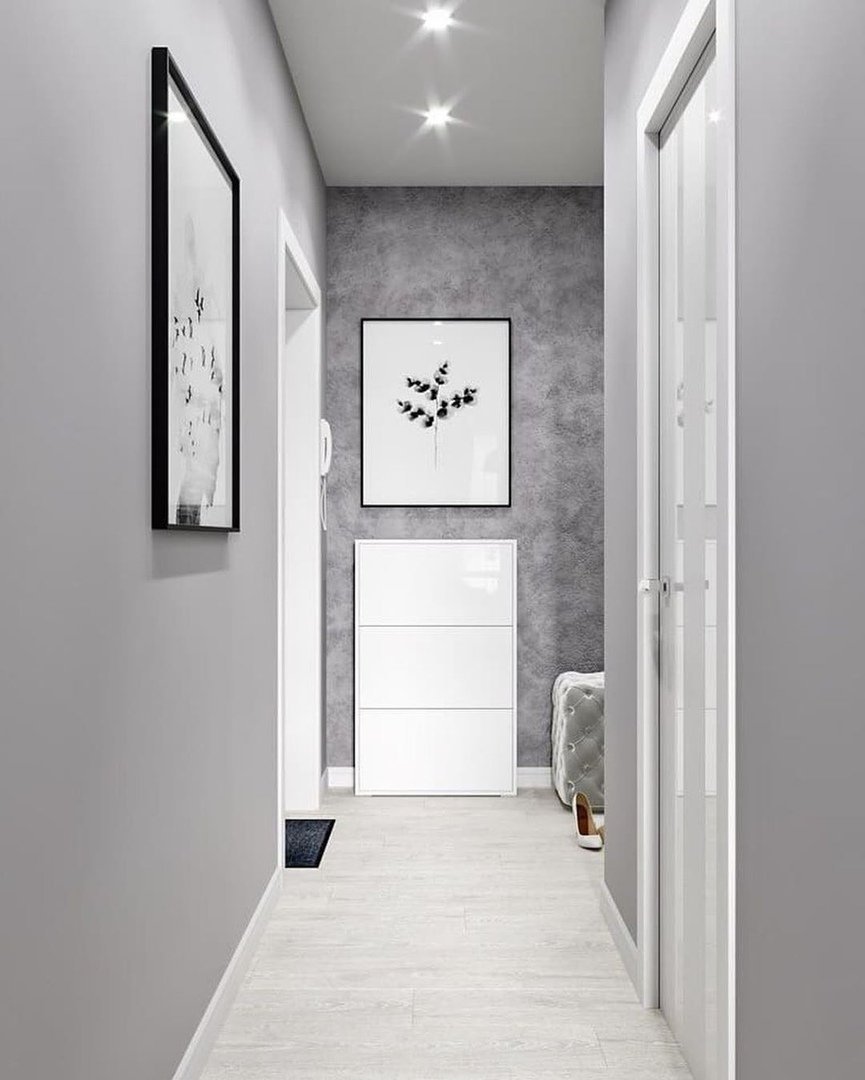 Коридор с белыми дверями