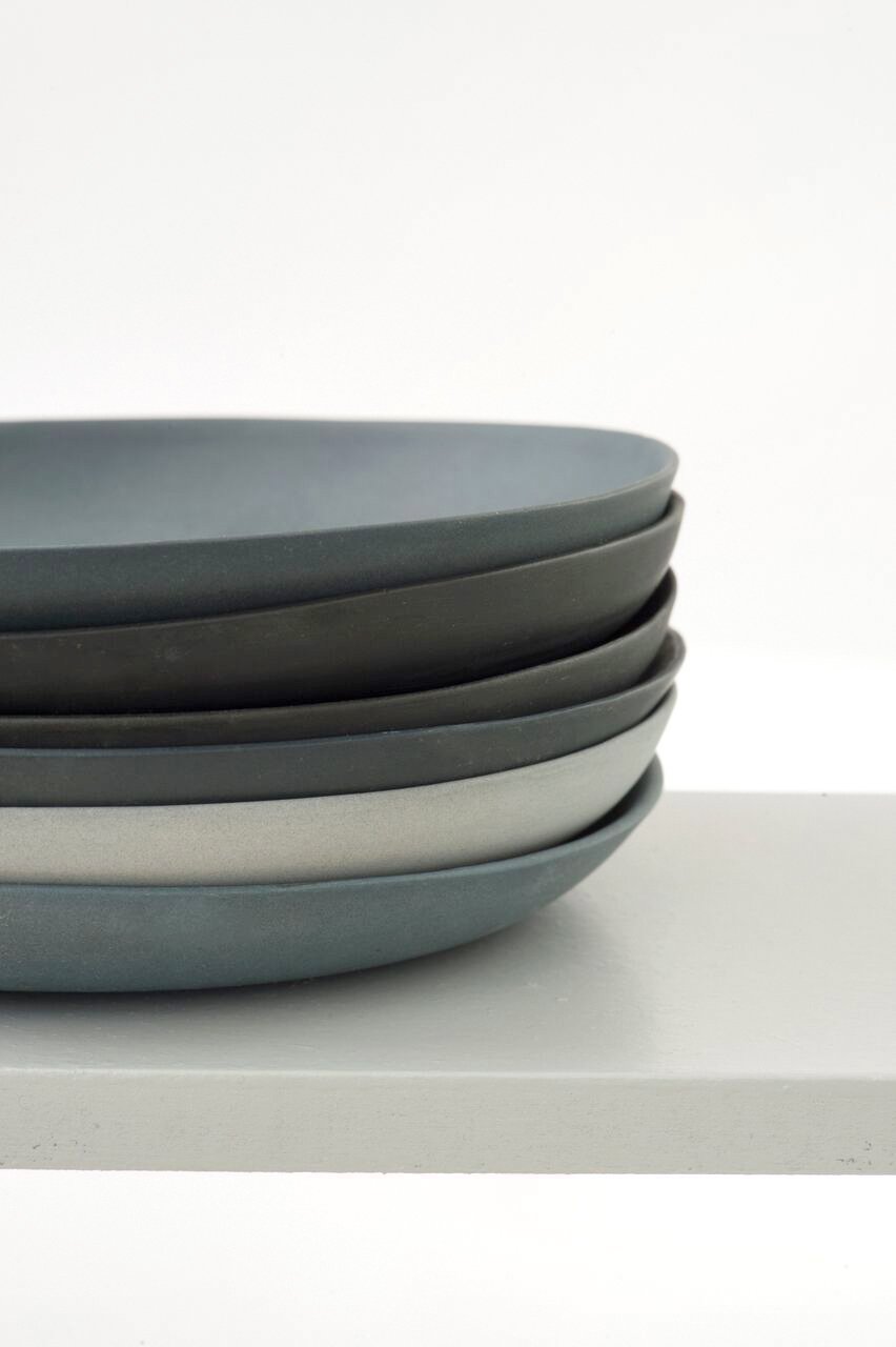 Серые матовые тарелки