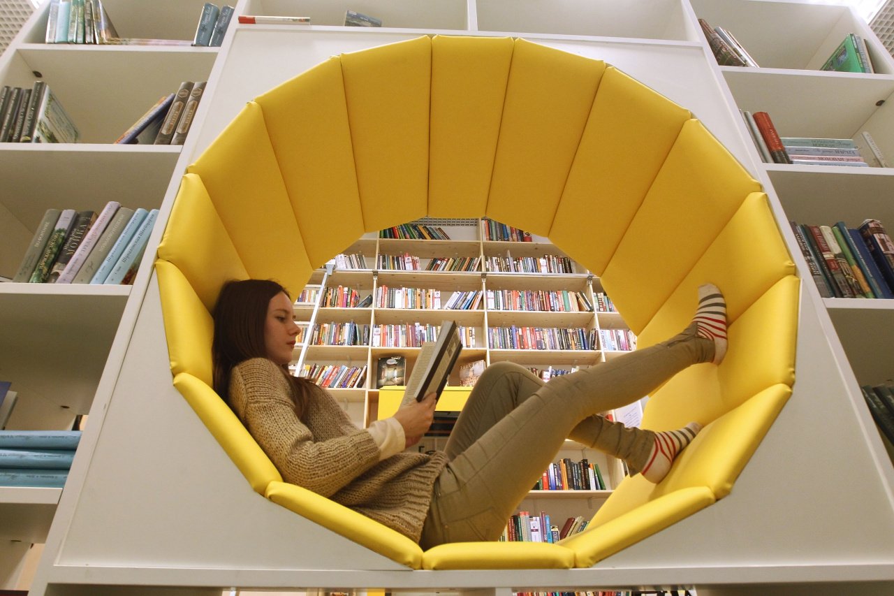 Мягкий стеллаж. Кресло для библиотеки. Кресло в библиотеку для чтения. Мягкие сидения в библиотеке. Стеллаж в библиотеку с местом для сидения.